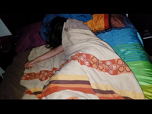 ❤️ सौतेनी आमा सुतेको बेला आफ्नी जवान सौतेनी आमालाई पिट्दै। हामी मा  ️❤